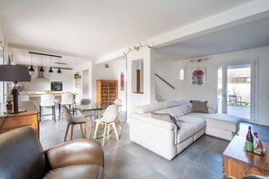 Living area - Villa du Soleil-Pool & Parking-Wifi-Clim - Near Montpellier and the sea (Clapiers)