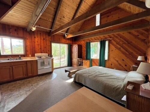 30 Night Minimum, Shasta View Chalet