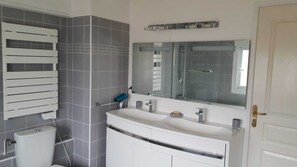 Bathroom - Vrbo Property (Aix-en-Provence)