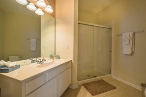 Shower, shampoo - Gentle Breeze at Vista Cay Resort (Orlando)