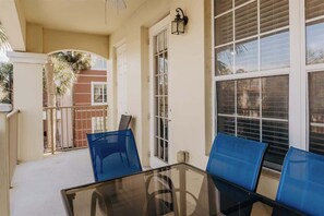 Outdoor dining - Kings Palace at Vista Cay Resort (Orlando)