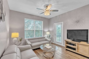 TV - Lakeside Luxury at Vista Cay Resort (Orlando)