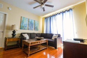 TV - Elegant Luxury Across from Universal Epic Park! (Orlando)