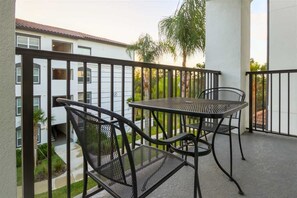 Outdoor dining - Elegant Luxury Across from Universal Epic Park! (Orlando)