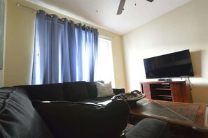TV - Elegant Luxury Across from Universal Epic Park! (Orlando)