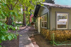 Exterior - Champion Creek Cottage,  30 Night Minimum (Dunsmuir)