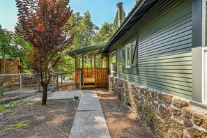 Property grounds - Champion Creek Cottage,  30 Night Minimum (Dunsmuir)