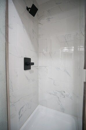 Shower, hair dryer, bidet, towels - 4 bed, 2 baths, 2 king, 1 queen, 2 full close to AT&T Stadium, DFW Airport (Irving)