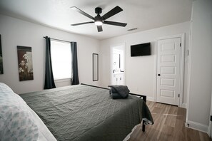 4 bedrooms, iron/ironing board, WiFi, bed sheets - 4 bed, 2 baths, 2 king, 1 queen, 2 full close to AT&T Stadium, DFW Airport (Irving)