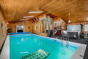 Una piscina cubierta, una piscina climatizada