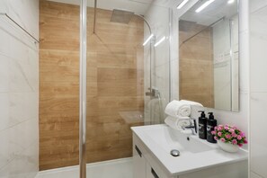 Dusche, Haartrockner, Handtücher, Shampoo