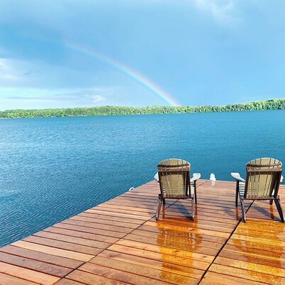 4BR Lakefront Cabin on Big McKenzie~Boathouse Bar, Dock, Pontoon Avail, Fire Pit