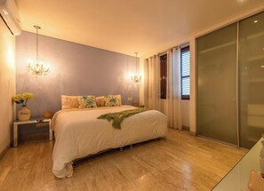 Tabla de planchar con plancha, internet y ropa de cama 