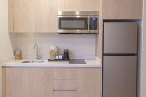 Private kitchen - Modern Urban Getaway w/ Onsite Pool – Close to Quinta Avenida & Scenic Beaches (Playa del Carmen)