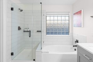 Shower, hair dryer, towels, shampoo - Bloomin' Dunes - Pool, Pickleball & Tiki Bar (Chandler)