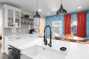 Fridge, microwave, oven, stovetop - Bloomin' Dunes - Pool, Pickleball & Tiki Bar (Chandler)