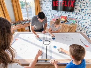 Games room - Bloomin' Dunes - Pool, Pickleball & Tiki Bar (Chandler)