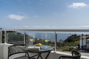 Outdoor dining - Madeira Ocean Paradise – Balcony with Sea View (Caniço)