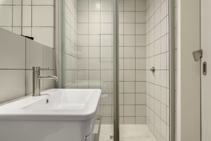 Shower, hair dryer, towels, soap - Dolce Vita | Lush Sea Point Gem with Balcony (Cape Town)