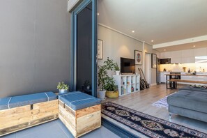TV - Spacious 16 on Bree Apartment | Balcony | Wifi (Cape Town)