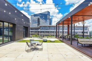 Outdoor dining - The Lineal | Luxury Living for Work and Leisure (Johannesburg)