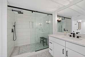 Hair dryer, towels, soap, shampoo - Mystic Inn Suite #1– Stylish Modern Studio Near Downtown & Train Station (Stonington)