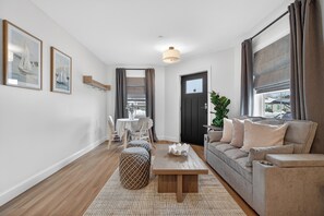 Smart TV, fireplace - Mystic Inn Suite #1– Stylish Modern Studio Near Downtown & Train Station (Stonington)