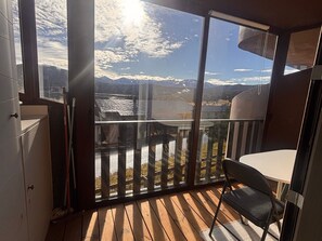 Un balcon avec vue sur les montagnes et un lac.