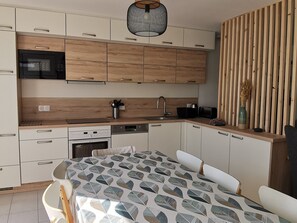 Fridge, microwave, oven, stovetop - House near city center - 8 guests (La Tranche-sur-Mer)