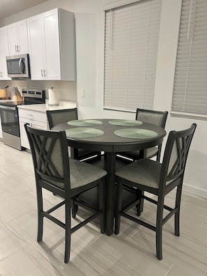 Dining - A Beautiful Luxurious Oasis 3 Bedroom 2 Bathroom Home in Jacksonville (Jacksonville)