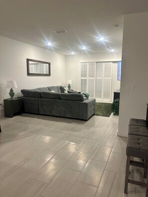 Living area - A Beautiful Luxurious Oasis 3 Bedroom 2 Bathroom Home in Jacksonville (Jacksonville)