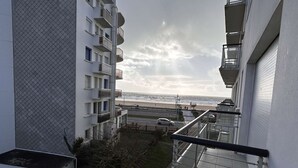 Un edificio residencial con balcones con vistas a la playa.