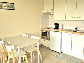 Fridge, microwave, stovetop, coffee/tea maker - Ground floor studio with open terrace (Wimereux)
