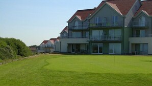 Eine Reihe moderner, mehrstöckiger Gebäude mit Balkonen, wahrscheinlich Teil eines Hotels oder Wohnkomplexes.