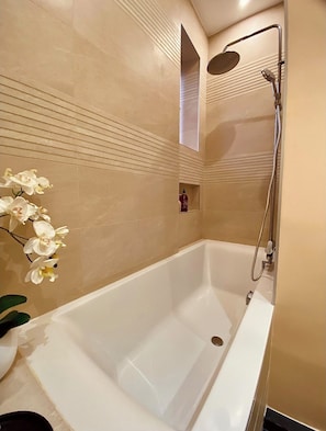 Hair dryer, towels, soap, toilet paper - Domus Parisiensis Luxe au Quartier Latin (paris)