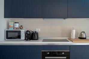 Fridge, microwave, oven, stovetop - Bellagio Pool and Garden Escape (Bellagio)