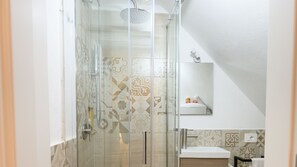 Shower, hair dryer, towels - Cri's House - One Bedroom Apartment, Sleeps 4 (Alghero)