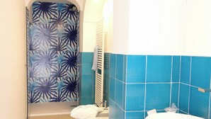 A bathroom with a shower, toilet, and sink. - Room-terrazza del Sole -camera Levante (Positano)