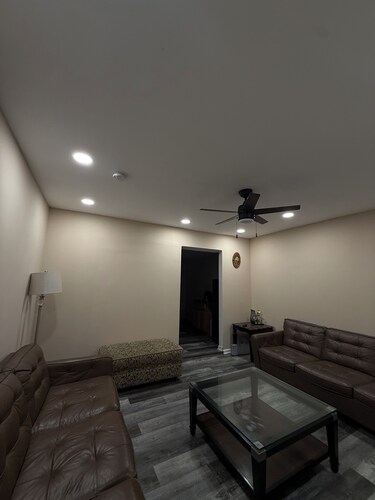 Cozy 2-bedroom apartment in tranquil Lansdowne with AC