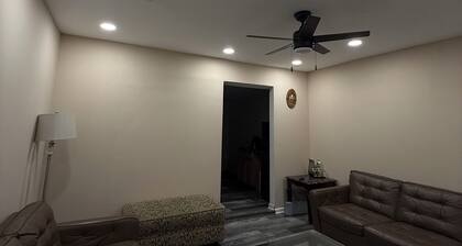 Cozy 2-bedroom apartment in tranquil Lansdowne with AC