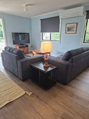 Living area - The Bungalow On Wilson (Braidwood)