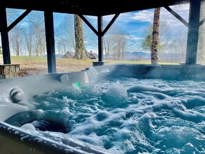 Outdoor spa tub - Home on the Range / Luxury Cabin on Beech Mtn Golf Course / Hot Tub / Sleeps 13 (Beech Mountain)