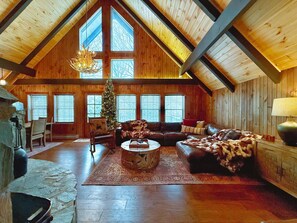 Smart TV, fireplace, books - Home on the Range / Luxury Cabin on Beech Mtn Golf Course / Hot Tub / Sleeps 13 (Beech Mountain)