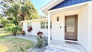 Exterior detail - Salt water beach/City vibe vacation home. (Largo)