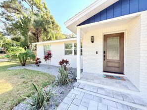 Exterior detail - Salt water beach/City vibe vacation home. (Largo)
