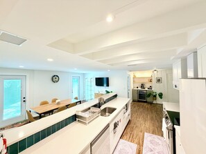 Private kitchen - Salt water beach/City vibe vacation home. (Largo)
