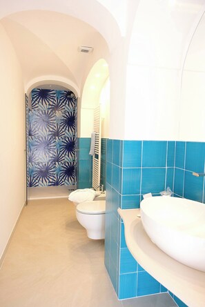 A bathroom with a shower, toilet, and sink. - Villa Esclusiva con Vista Panoramica su Positano (Positano)