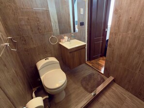 Habitación Confort, vistas al patio | Baño