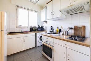 Refrigerador, microondas, horno y cafetera y tetera 