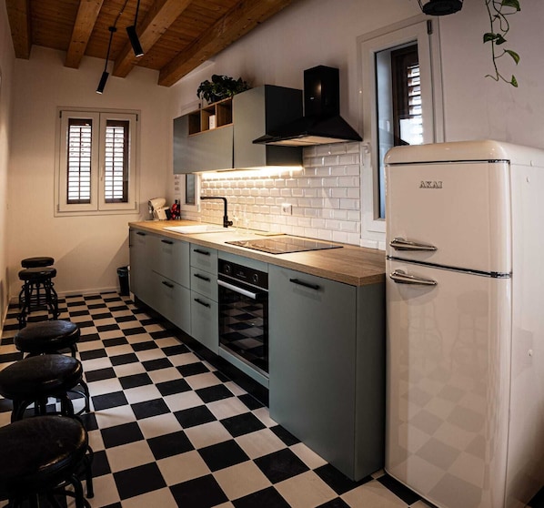 Full-size fridge, oven, stovetop, dishwasher